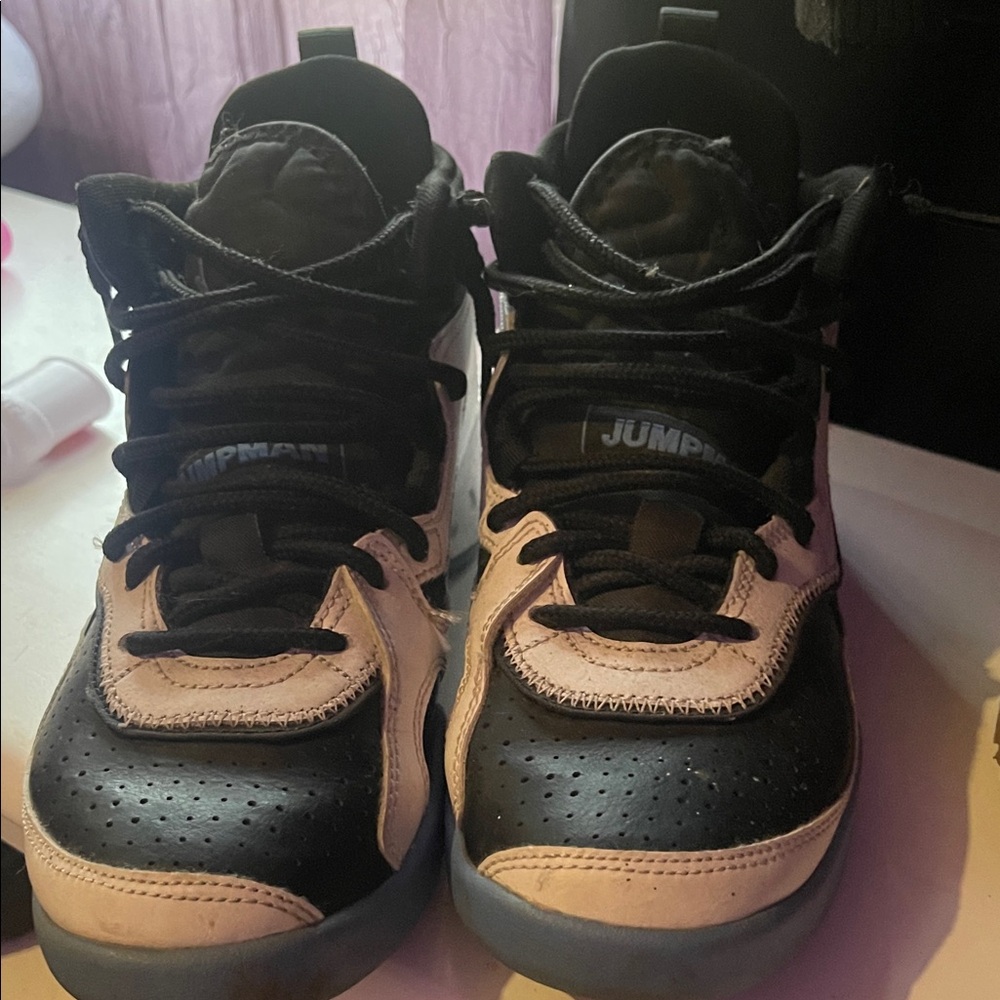 Jump women’s Sneakers in Black and Pink